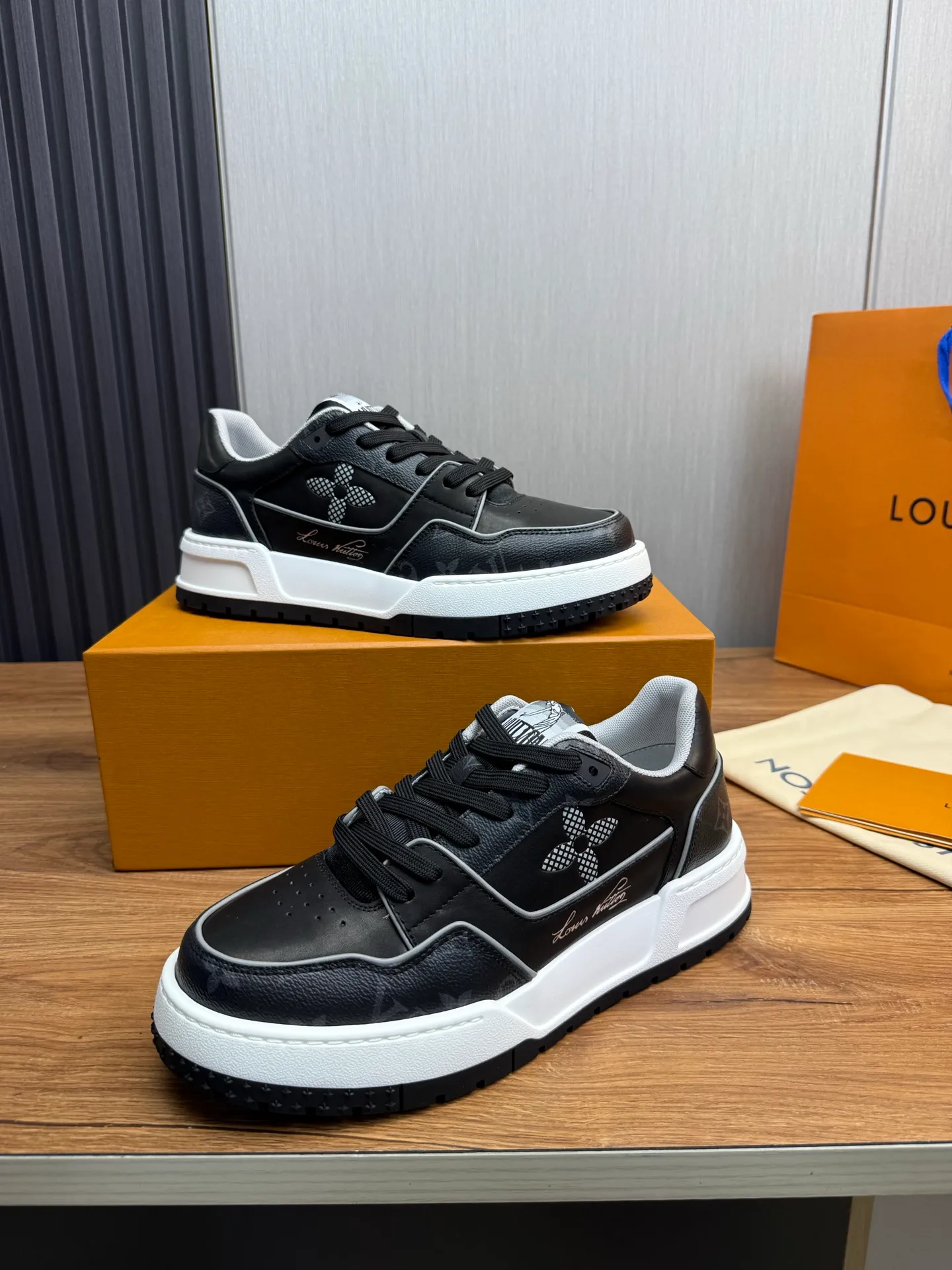 Men's shoes 💰860💰 LV. High version counters are on sale at the same time ⬆️ Men's new sneakers 🔥 The uppers are imported cowhide; "High-end, high-end, classy, ​​noble" workmanship is exquisite (original cowhide is used inside), soles: Original outsole specially provided by the original factory, taken in real life 🎬. Yardage: 38-44. (38.45 can be customized)